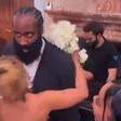 Namorada de James Harden apanhou o bouquet num casamento... e a reação do jogador não foi a melhor