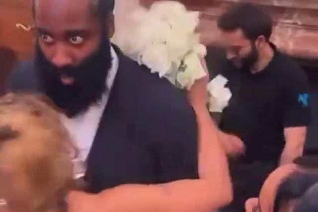 Namorada de James Harden apanhou o bouquet num casamento... e a reação do jogador não foi a melhor