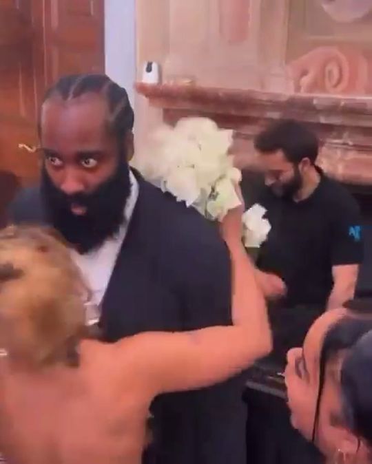 Namorada de James Harden apanhou o bouquet num casamento... e a reação do jogador não foi a melhor
