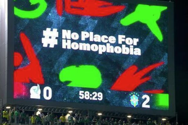 Árbitro parou Brasil-México para protocolo anti-homofobia