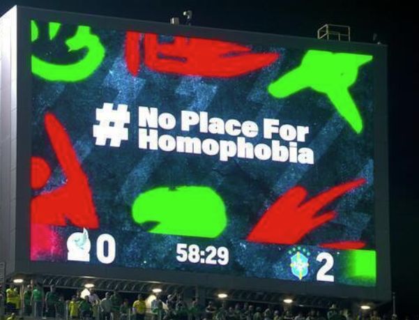 Árbitro parou Brasil-México para protocolo anti-homofobia