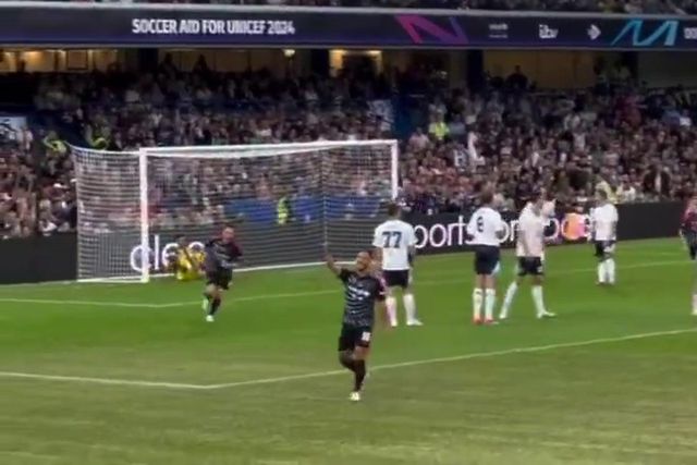 Eden Hazard marca no regresso a Stamford Bridge