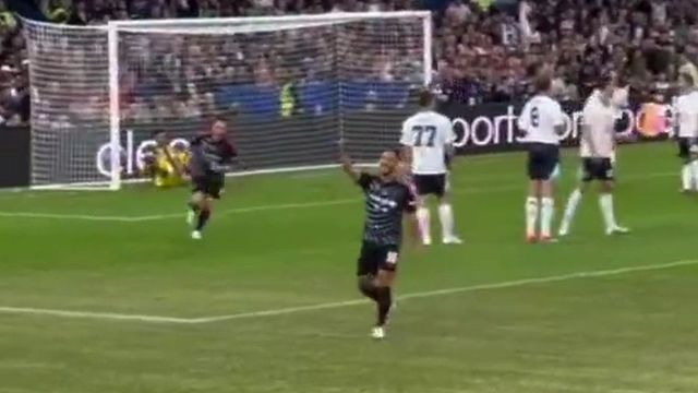 Eden Hazard marca no regresso a Stamford Bridge