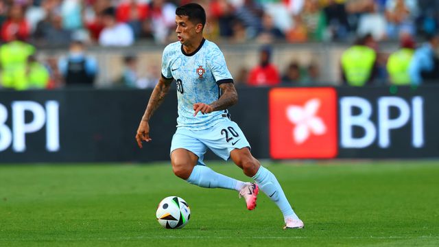 «João Cancelo parece um pouco 'distraído' no momento defensivo»