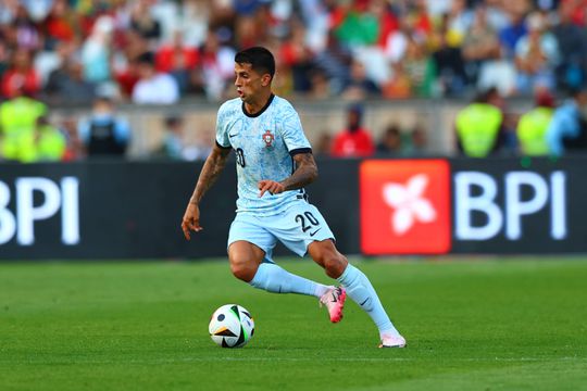 «João Cancelo parece um pouco 'distraído' no momento defensivo»