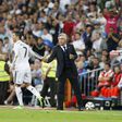 Cristiano Ronaldo e Ancelotti cumprimentam-se junto à linha lateral
