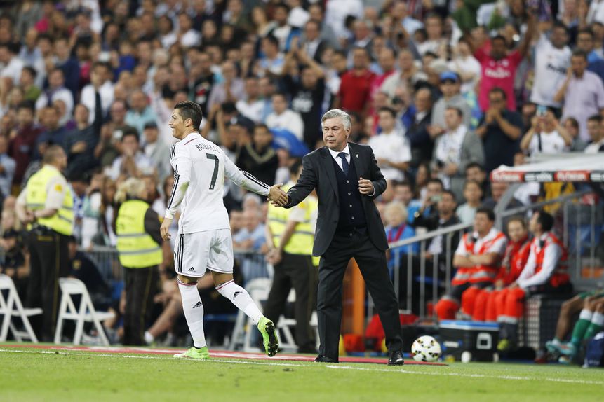 Cristiano Ronaldo e Ancelotti cumprimentam-se junto à linha lateral