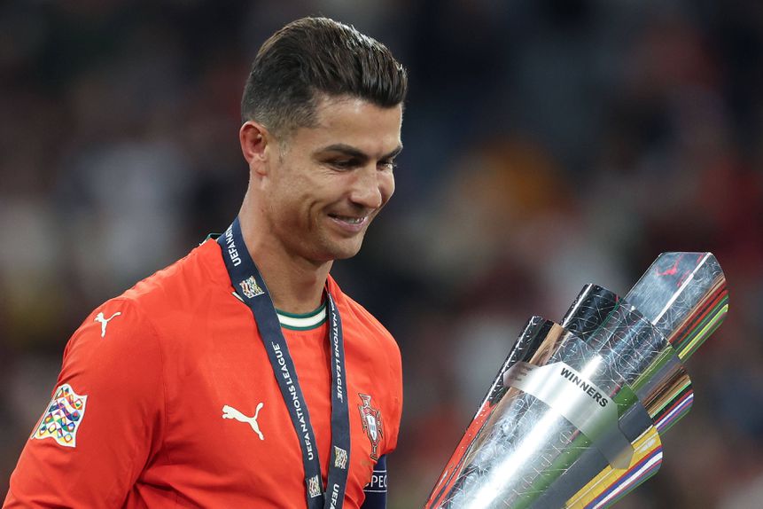 Cristiano Ronaldo com o troféu da Liga das Nações (IMAGO)