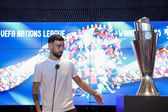 Bruno Fernandes discursa na cerimónia de entrega do troféu da Liga das Nações na Cidade do Futebol (Lusa)
