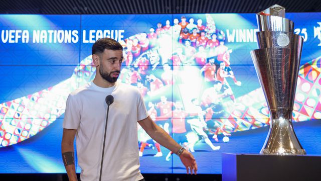 Bruno Fernandes discursa na cerimónia de entrega do troféu da Liga das Nações na Cidade do Futebol (Lusa)
