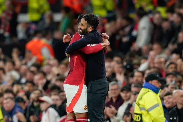 Casemiro e Ruben Amorim abraçados