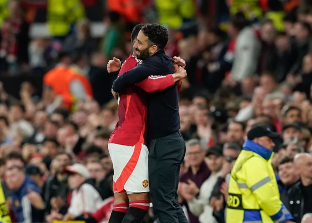 Casemiro e Ruben Amorim abraçados