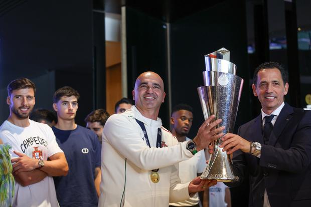 Roberto Martínez e Pedro Proença com o troféu da Liga das Nações, na Cidade do Futebol (Lusa)