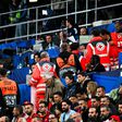 Equipas médicas na tribuna de imprensa do Portugal-Espanha, após queda de um adepto da bancada superior (foto: IMAGO)