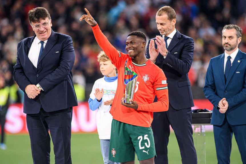 Nuno Mendes eleito melhor jogador da fase final da Liga das Nações e também da final