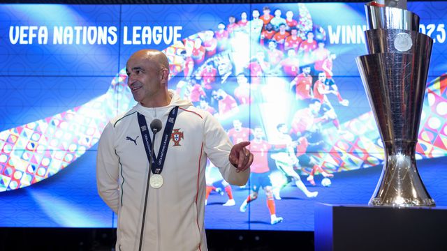 Roberto Martínez discursa na cerimónia de entrega do troféu da Liga das Nações na Cidade do Futebol (Lusa)