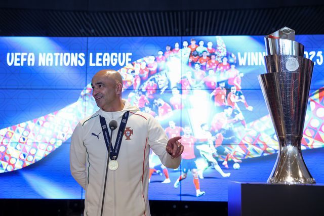 Roberto Martínez discursa na cerimónia de entrega do troféu da Liga das Nações na Cidade do Futebol (Lusa)