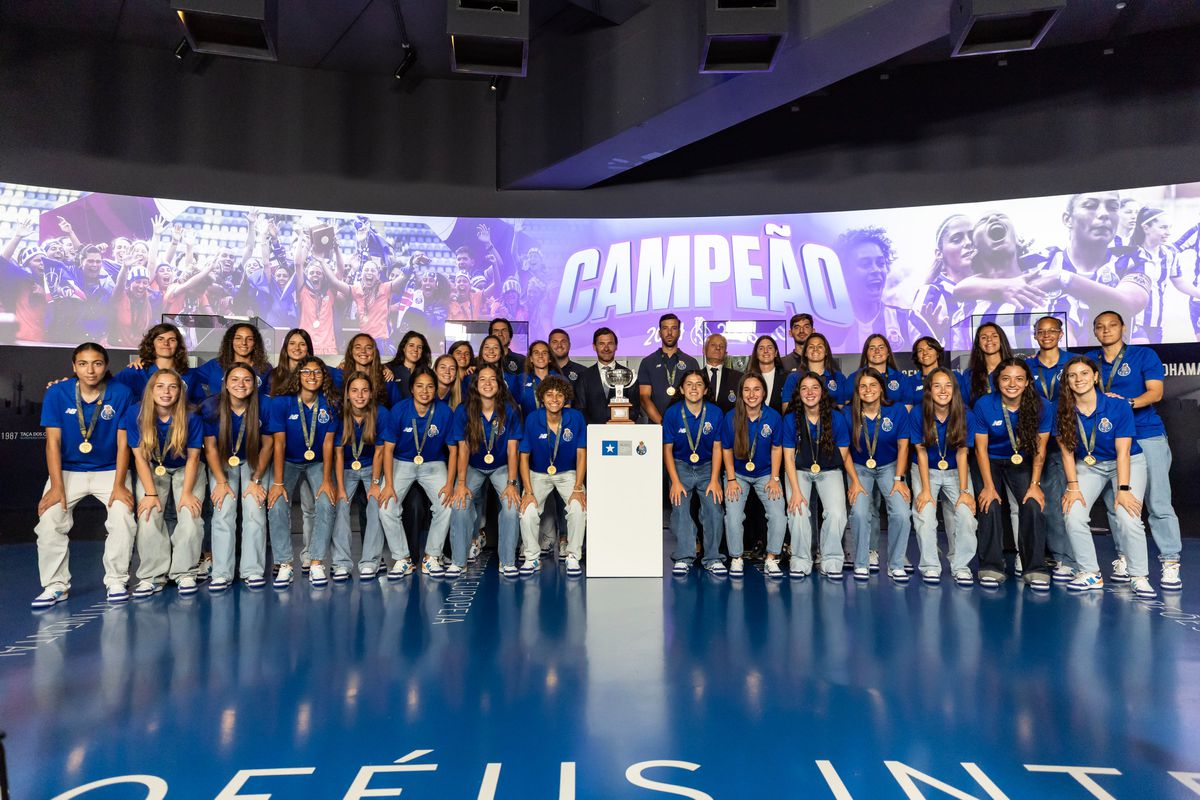 FC Porto: Taça de campeão feminino já está no museu