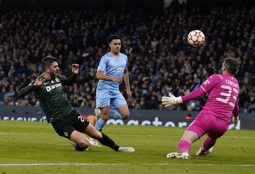 Scott Carson frente a Paulinho num City-Sporting em 2022