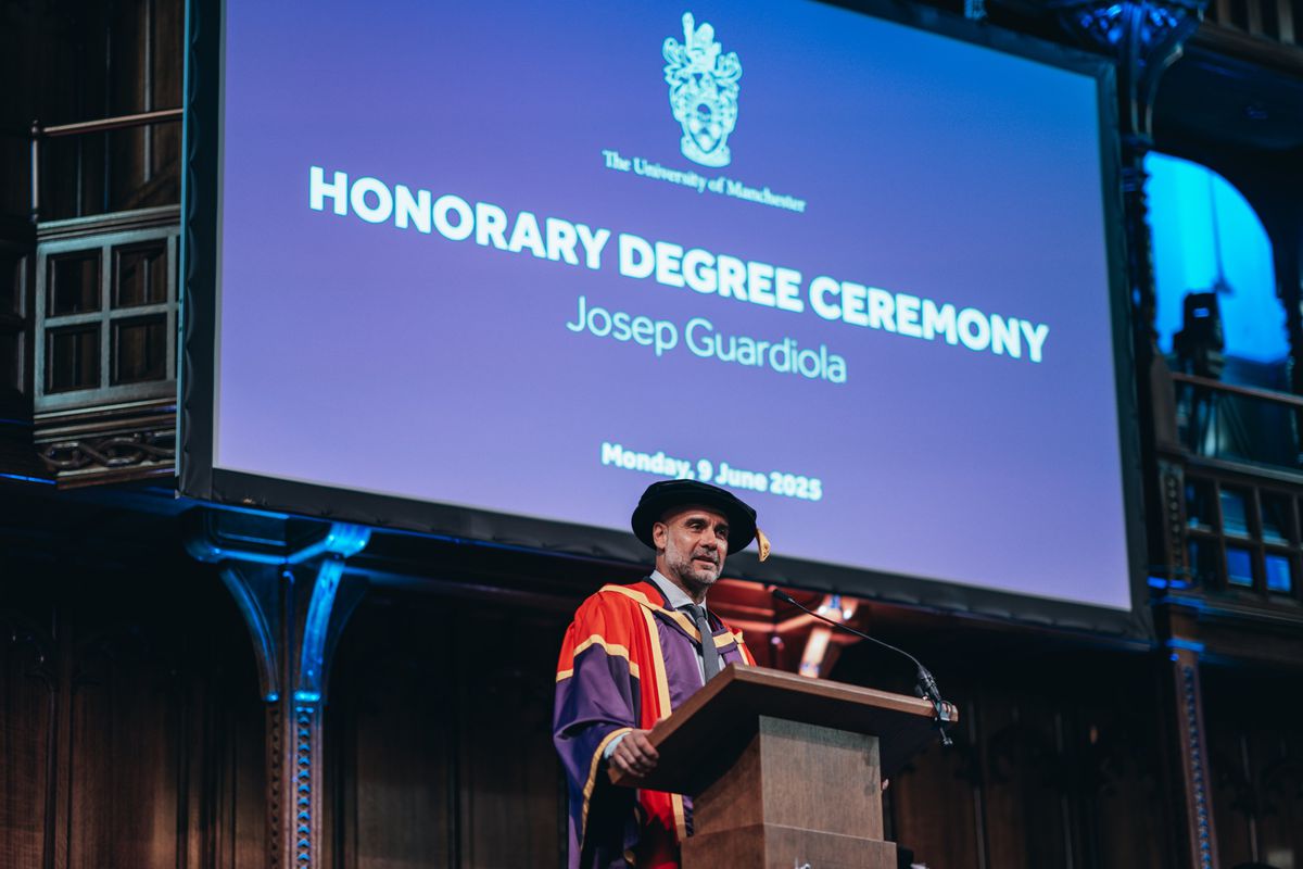 Guardiola recebe título honorário da Universidade de Manchester