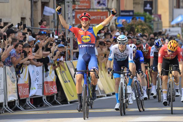 Critério do Dauphiné: Jonathan Milan vence ao sprint e destrona Pogacar