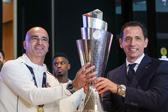 Roberto Martínez e Pedro Proença com o troféu da Liga das Nações, na Cidade do Futebol (Lusa)