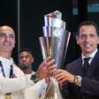 Roberto Martínez e Pedro Proença com o troféu da Liga das Nações, na Cidade do Futebol (Lusa)