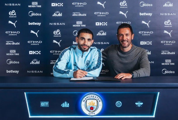 Rayan Ait-Nouri ao lado de Hugo Viana. Foto Manchester City