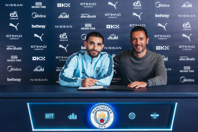 Rayan Ait-Nouri ao lado de Hugo Viana. Foto Manchester City