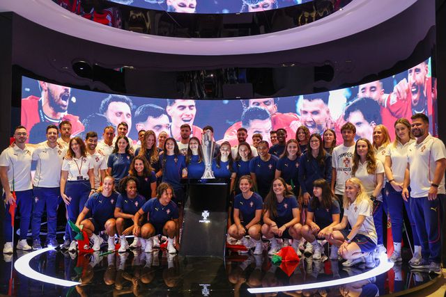 Seleção feminina de sub-19 com os vencedores da Liga das Nações e o respetivo troféu (Lusa)