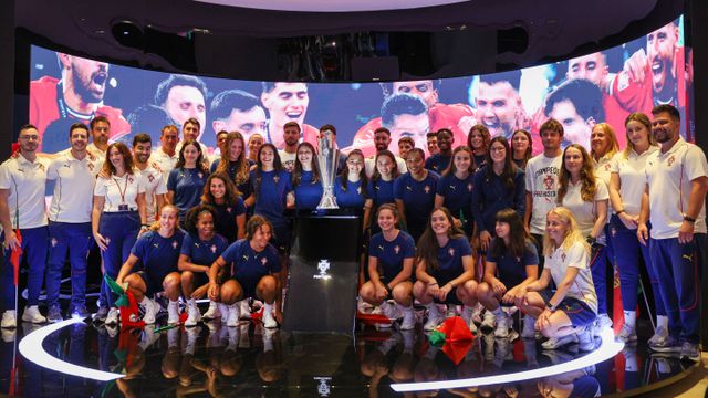 Seleção feminina de sub-19 com os vencedores da Liga das Nações e o respetivo troféu (Lusa)