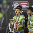 Fredy Montero com o troféu da Champions da CONCACAF. Raúl Ruidíaz ao lado