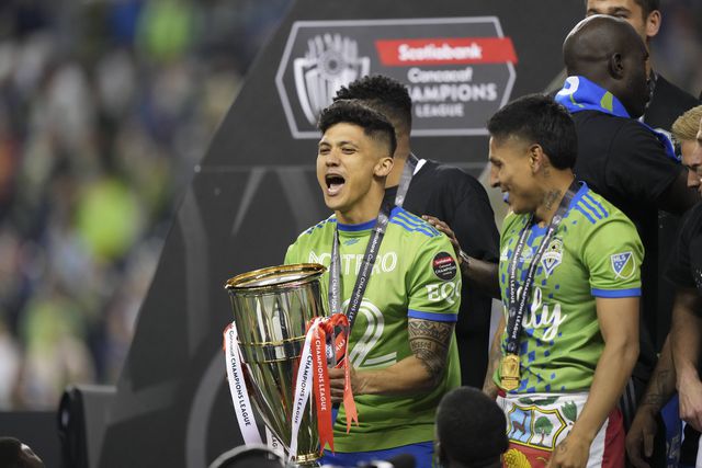 Fredy Montero com o troféu da Champions da CONCACAF. Raúl Ruidíaz ao lado