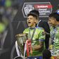 Fredy Montero com o troféu da Champions da CONCACAF. Raúl Ruidíaz ao lado