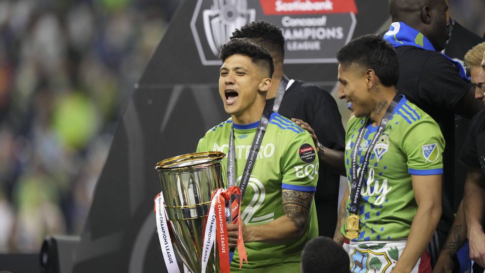 Fredy Montero com o troféu da Champions da CONCACAF. Raúl Ruidíaz ao lado
