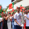 Rúben Dias e Bruno Fernandes com o troféu da Liga das Nações, na Cidade do Futebol (Lusa)