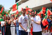 Rúben Dias e Bruno Fernandes com o troféu da Liga das Nações, na Cidade do Futebol (Lusa)