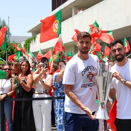 Rúben Dias e Bruno Fernandes com o troféu da Liga das Nações, na Cidade do Futebol (Lusa)