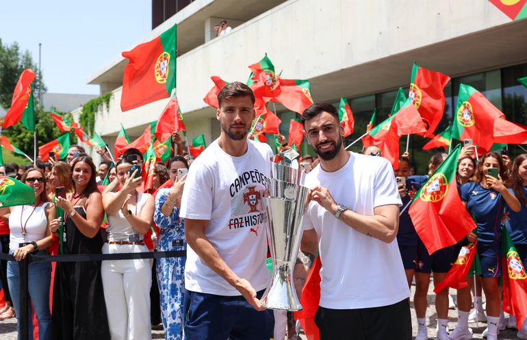 Rúben Dias e Bruno Fernandes com o troféu da Liga das Nações, na Cidade do Futebol (Lusa)