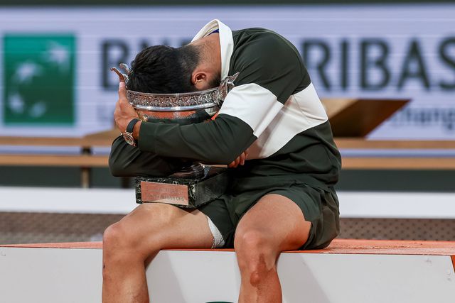 Carlos Alcaraz com o troféu de Roland Garros