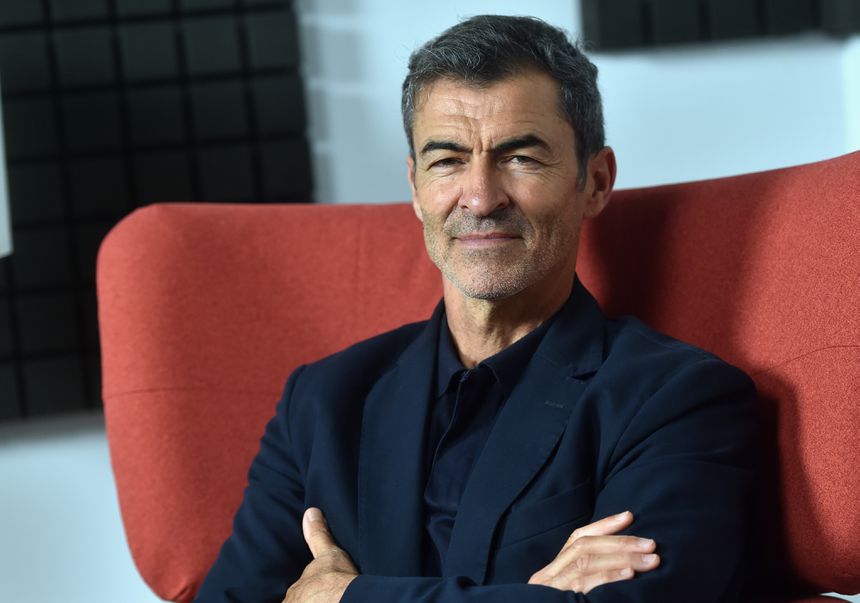 Rui Almeida, treinador do Difaa El Jadidi, nas instalações d'A BOLA (Foto: Miguel Nunes)