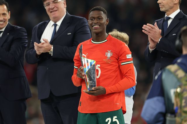 Nuno Mendes com prémio de melhor jogador da final da Liga das Nações frente à Espanha
