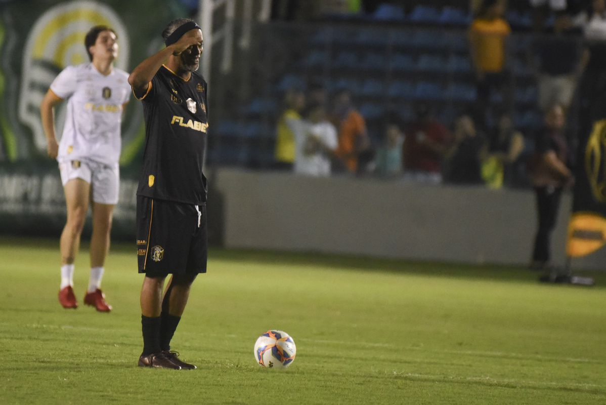 Vídeo: a 'maldade' de Ronaldinho ao segurança de Messi