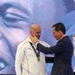Roberto Martínez e Pedro Proença com o troféu da Liga das Nações, na Cidade do Futebol (Lusa)