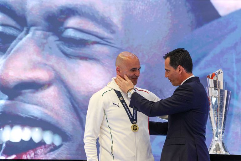 Roberto Martínez e Pedro Proença com o troféu da Liga das Nações, na Cidade do Futebol (Lusa)