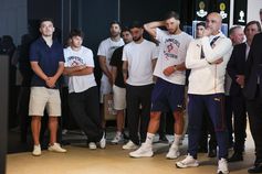 Foram oito os jogadores da Seleção Nacional que entregaram o troféu da Liga das Nações na Cidade do Futebol (Lusa)