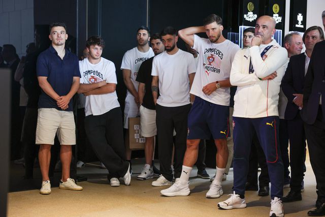 Foram oito os jogadores da Seleção Nacional que entregaram o troféu da Liga das Nações na Cidade do Futebol (Lusa)