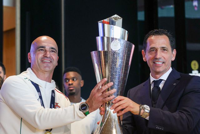 Roberto Martínez e Pedro Proença com o troféu da Liga das Nações (Tiago Petinga/Lusa)