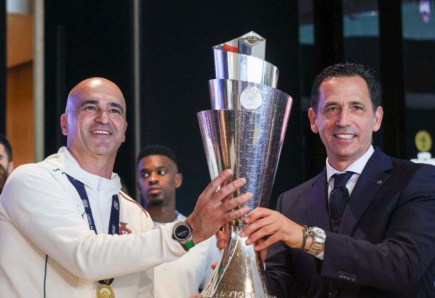 Roberto Martínez e Pedro Proença com o troféu da Liga das Nações (Tiago Petinga/Lusa)