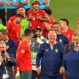 Vídeo: Mora precisou de ajuda para ver Pepe